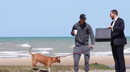 El youtuber elogiaba a los perros y luego ofrecía una suma para comprarlos. Foto: YouTube