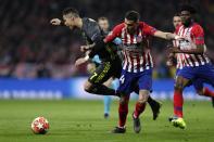 Atletico defender Santiago Arias, right, tries to stop Juventus forward Cristiano Ronaldo during the Champions League round of 16 first leg soccer match between Atletico Madrid and Juventus at Wanda Metropolitano stadium in Madrid, Wednesday, Feb. 20, 2019. (AP Photo/Manu Fernandez)