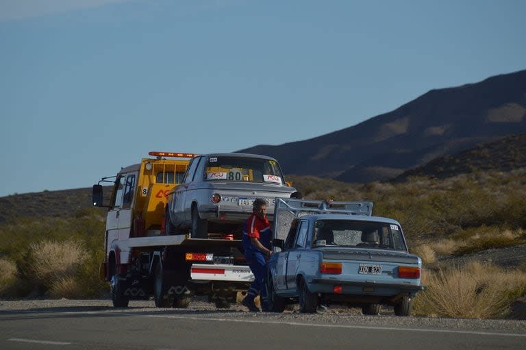 La exigencia de los 3137 kilómetros para los coches históricos hizo que, por momentos, tuvieran bastante trabajo los mecánicos de Automóvil Club Argentino que acompañaban al pelotón para asistirlo con camionetas, herramientas y camillas.