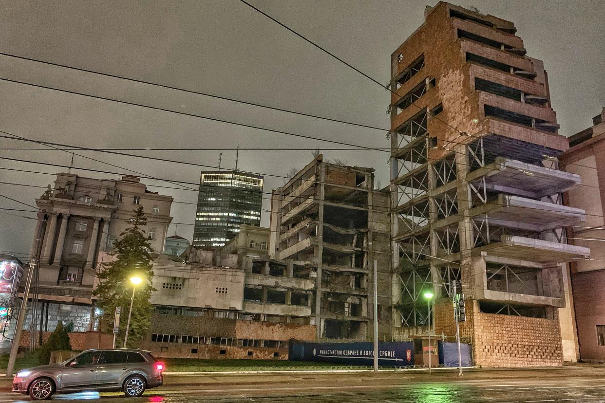 Ruinas del antiguo Ministerio de Defensa de Yugoslavia, en Belgrado, Serbia, tras el bombardeo de la OTAN. Foto: Julia Alegre.