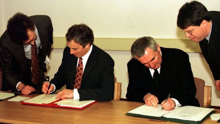 El entonces primer ministro, Tony Blair, y primer ministro irlandés Bertie Ahern firman el Acuerdo del Viernes Santo