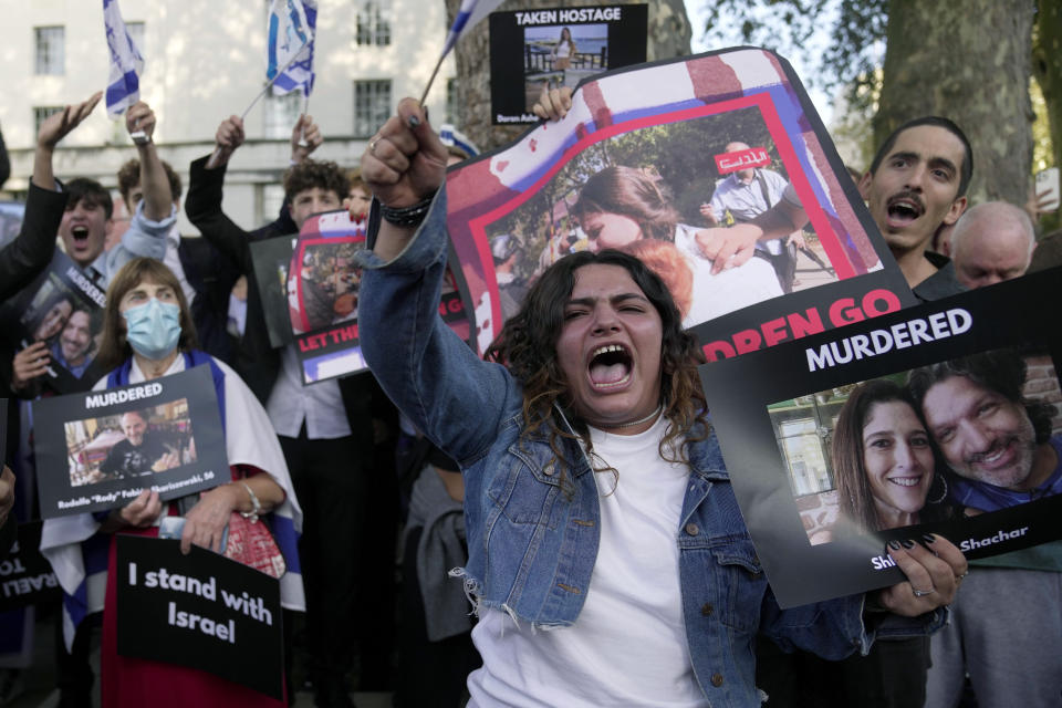 Manifestantes muestran fotos y pancartas en la Vigilia de la Comunidad Judía por las víctimas israelíes, en Londres, el lunes 9 de octubre de 2023, dos días después de que combatientes de Hamas emprendieran un ataque contra Israel desde varios frentes. Los carteles dicen "Yo apoyo a Israel" y "Asesinados". (AP Foto/Kin Cheung, Archivo)