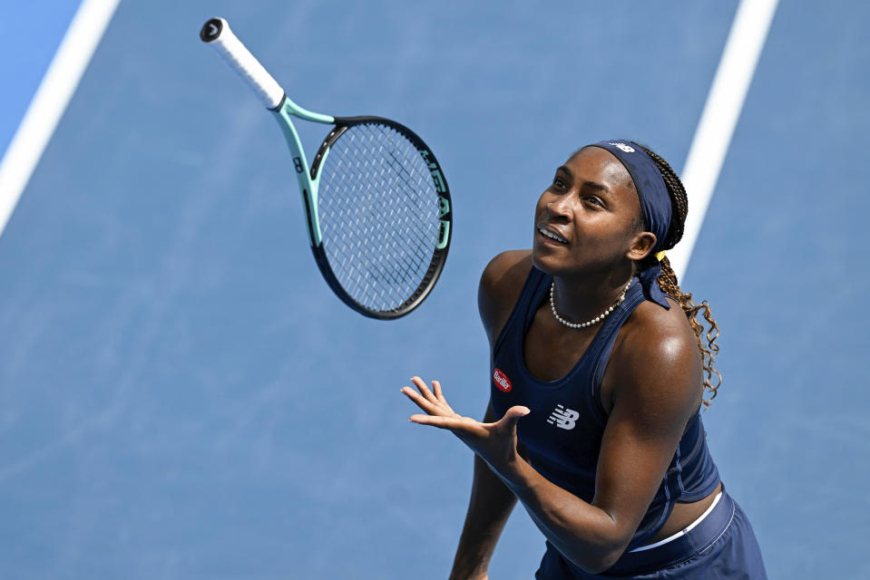 La estadounidense Coco Gauff lanza su raqueta al aire en el el encuentro de las semifinales del torneo de Auckland ante su compatriota Emma Navarro el sábado 6 de enero del 2024. (Andrew Cornaga/Photosport via AP)