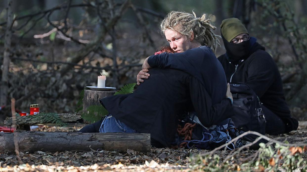 Trauer im Hambacher Forst: Der junge Journalist war vielen Waldbesetzern zum Freund geworden. Foto: Oliver Berg