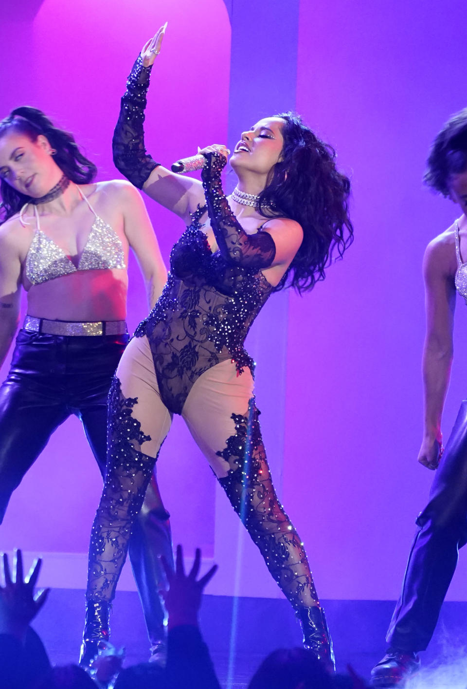 Becky G canta en la ceremonia de los Premios Billboard de la Música, el domingo 15 de mayo de 2022 en el MGM Grand Garden Arena en Las Vegas. (Foto AP/Chris Pizzello)
