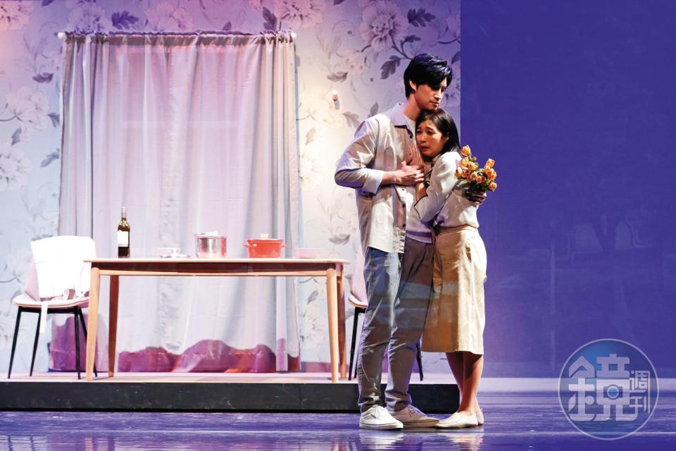 黃嘉千（右）和羅宏正（左）演出舞台劇《暫時停止青春》，因劇照動作親密，夏克立竟火大報警，稱她在拍A片。