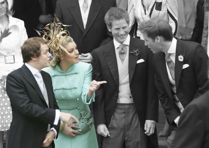 Tom Parker Bowles und Laura Lopes sind Prinz Williams und Prinz Harrys Stiefgeschwister. [Bild: Getty/Yahoo Style UK]