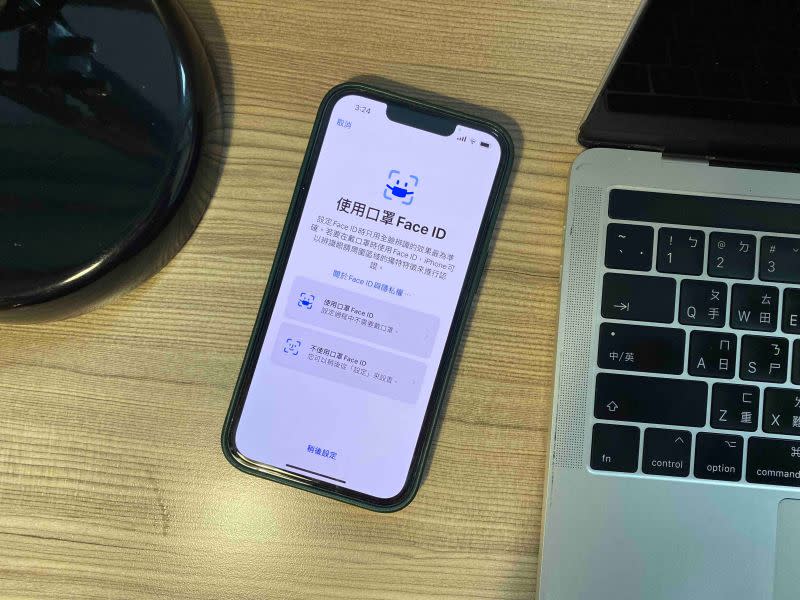 ▲iOS 15.4 最大亮點為支援口罩Face ID 解鎖，實際體驗解鎖相當順暢。(圖／記者周淑萍攝)