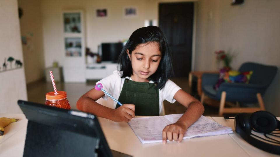 Una niña hace sus tareas. 