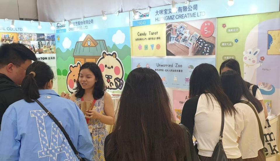 圖說：臺灣原創插畫家黃咪子以代表作《偉特糖塔羅》與新推出的新系列《解憂動物園》出席這場盛會，吸引了眾多國際買家的目光。