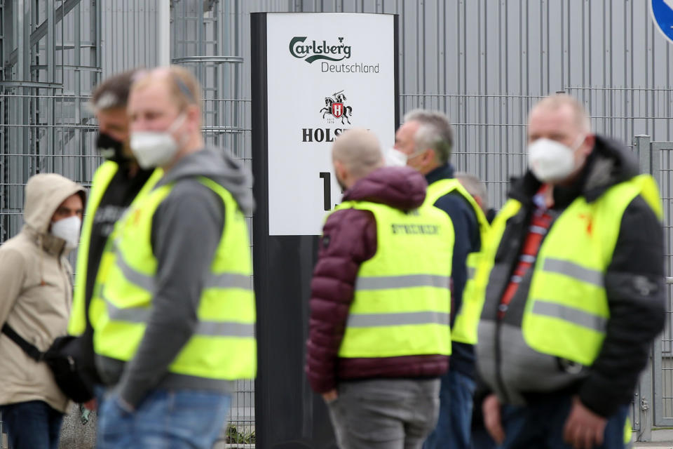 Streikende vor der Carlsberg-Brauerei in Hamburg.