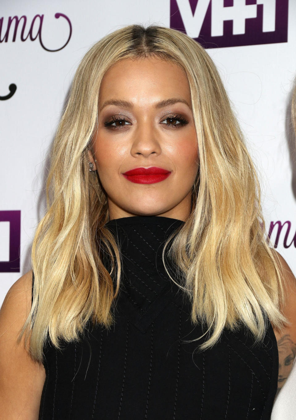 La chanteuse Rita Ora est passé du côté blond. Une longueur banale agrémentée de différentes nuances de blond. Peut-être un poil too much, mais ce doré est vraiment joli. 