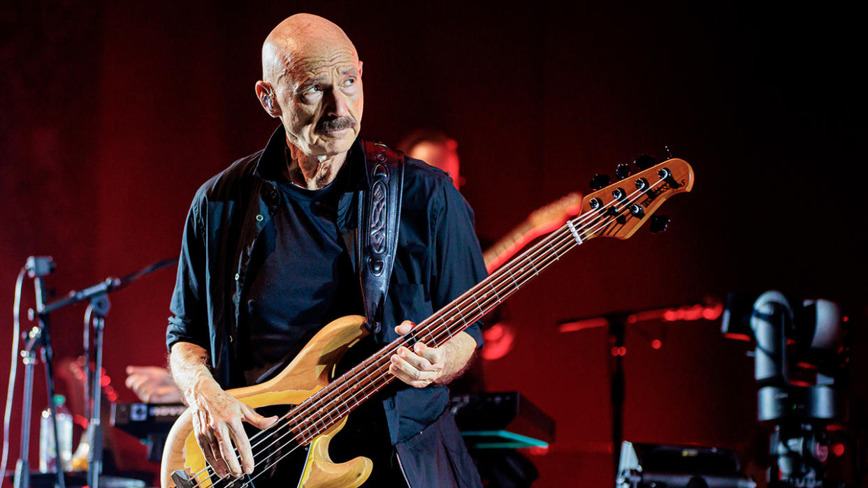  Tony Levin. 