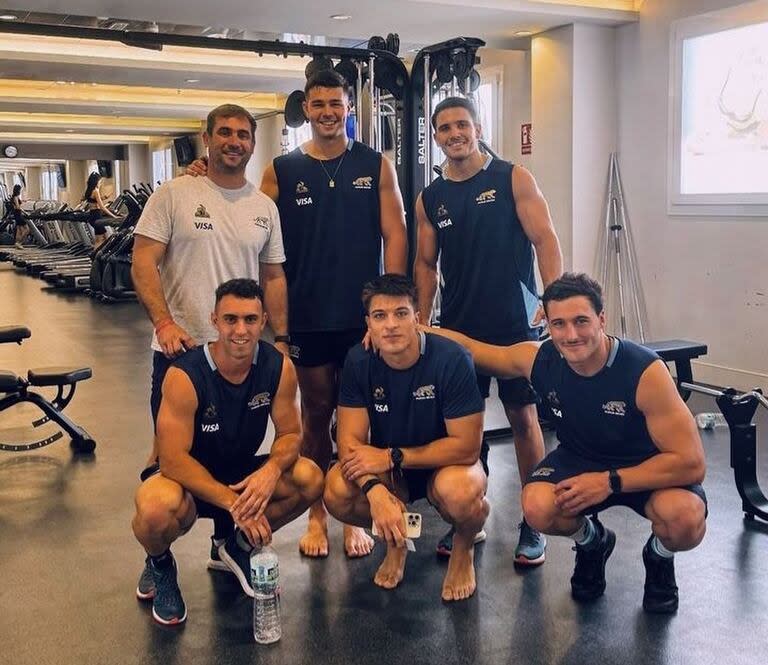 Juan Galarraga junto a Agustín Fraga, Facundo Pueyrredón, Joaquín Pellandini, Matteo Graziano y Rodrigo Isgró en la preparación en Madrid, donde este fin de semana el seleccionado argentino intentará ser el campeón de la temporada.