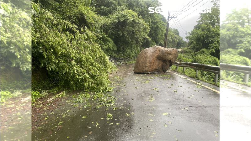 堪比九人座小巴的巨石突然從山坡崩落，掉在力行產業道路21公里處。（圖／翻攝畫面）