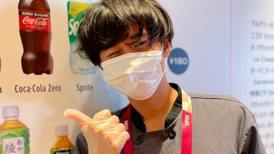 Trabajador en el centro de prensa de Tokyo 2020.