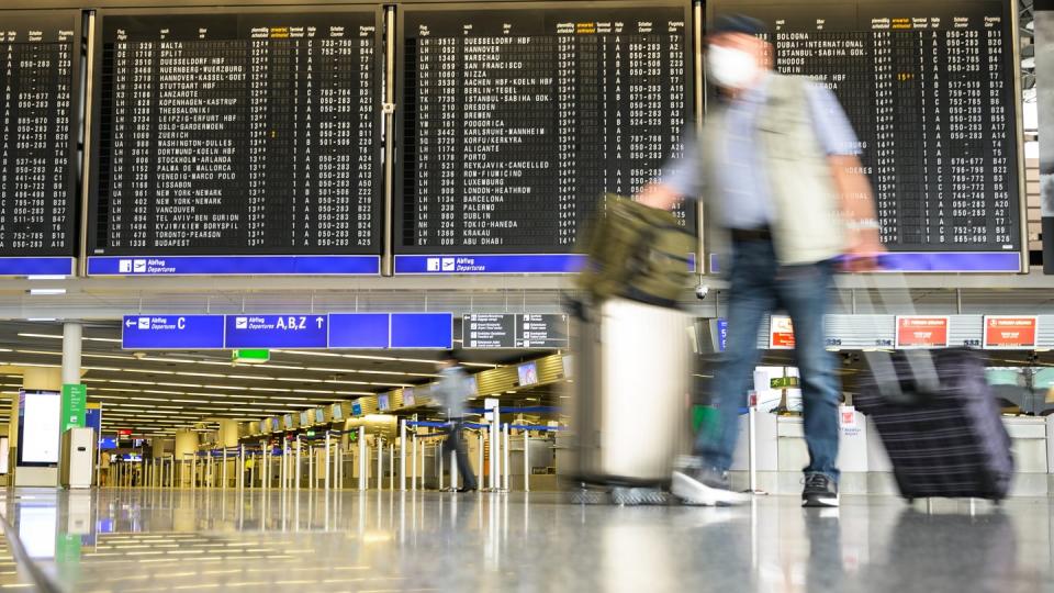 Ein Mann geht durch die leere Abflughalle am Frankfurter Flughafen.