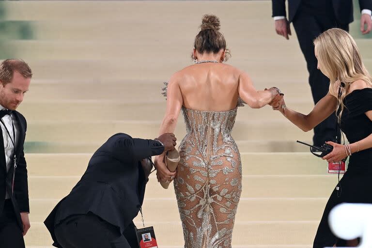 Jennifer Lopez fue otra de las celebridades que eligió enfundarse en un vestido tan ajustado que le resultó muy difícil subir por sus propios medios las escaleras del Museo de Arte Metropolitano de Nueva York. Por suerte, muchos de los asistentes se acercaron para ayudarla. La actriz y cantante, quien además fue una de las anfitrionas de la gala, llevó un vestido largo transparente de Schiaperelli cubierto con bordados en pedrería