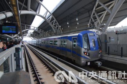 中國大陸航班乘客加強檢疫，桃捷公司也配合加強對桃機3車站人員進行每周快篩。（中央社／檔案照片）