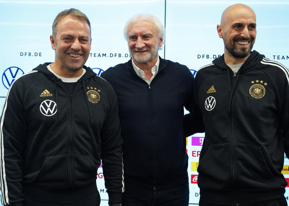 Da lachten sie noch gemeinsam: Der damalige Bundestrainer Hansi Flick (links), Sportdirektor Rudi Völler und U21-Coach Toni di Salvo im März (Bild: REUTERS/Timm Reichert)