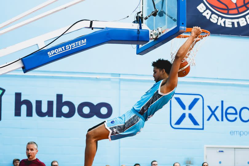 Clifton Moore Jnr dunks for Gladiators against Bristol Flyers -Credit:Will Cooper/Bristol Flyers