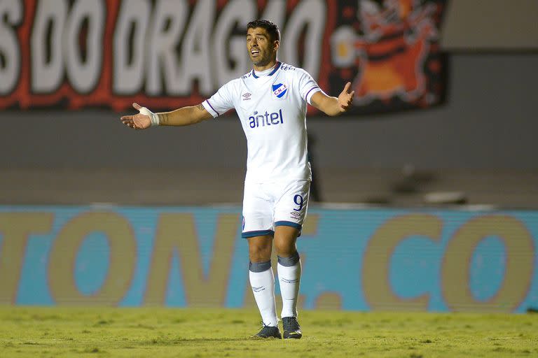 Luis Suárez se lamenta durante el partido que disputaron con Atletico Goianiense