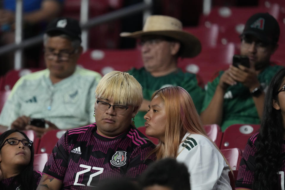 Aficionados de la selección de México reaccionan tras el empate 0-0 contra Ecuador por el Grupo B de la Copa América, el domingo 30 de junio de 2024, en Glendale, Arizona. México quedó eliminada. (AP Foto/Matt York)