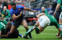 <b>VI Nations, France-Angleterre</b> <p>Après son match nul face à l’Irlande, le XV de France de Thierry Dusautoir (photo) ne peut plus espérer réaliser le Grand Chelem. Malgré tout, ce match face au XV de la Rose peut permettre aux hommes de Philippe Saint André de s’emparer de la première place du classement de ce Tournoi des VI Nations. Match à suivre dimanche à 16h.</p>