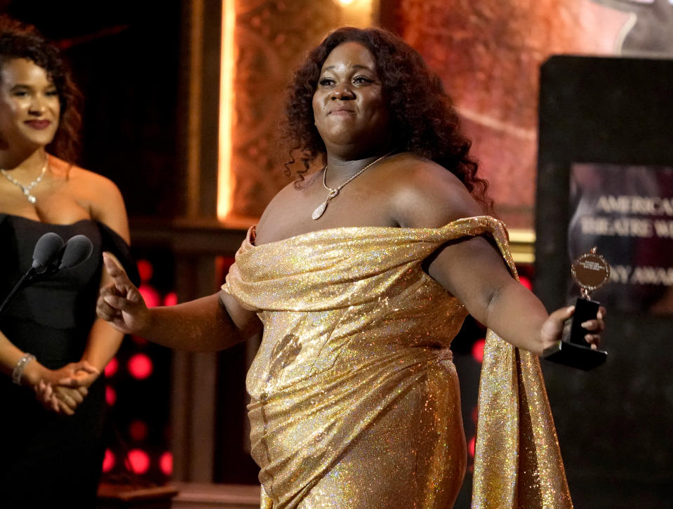 Alex Newell recibe el premio a mejor actor de reparto en un musical por "Shucked" en la 76a entrega anual de los premios Tony el domingo 11 de junio de 2023 en el teatro United Palace de Nueva York.(Foto Charles Sykes/Invision/AP)