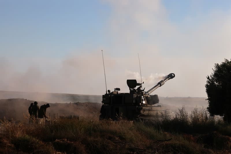 Soldados israelíes en una unidad de artillería mientras dispara cerca de la frontera entre Israel y la Franja de Gaza, desde el lado israelí