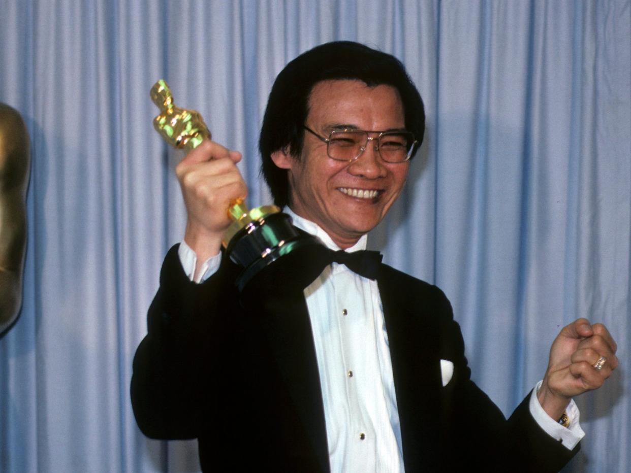 Haing S. Ngor holding his award after the 1985 Oscars