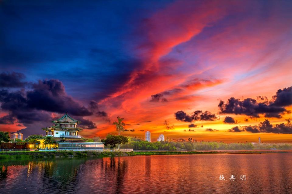 蘇再明拍攝澄清湖得月樓，色彩絢麗的火燒雲。（圖／ 蘇再明提供）