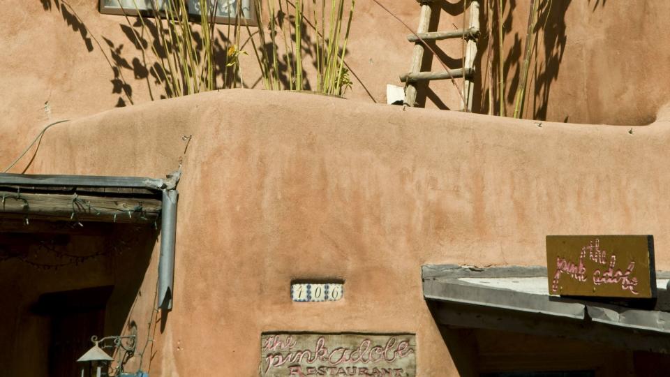 santa fe, etats unis 24 septembre facade en adobe du restaurant the pink adobe le 24 septembre 2011 a santa fe, nouveau mexique, etats unis sur la terrasse des tournesols en fleurs photo by pascale beroujongamma rapho via getty images