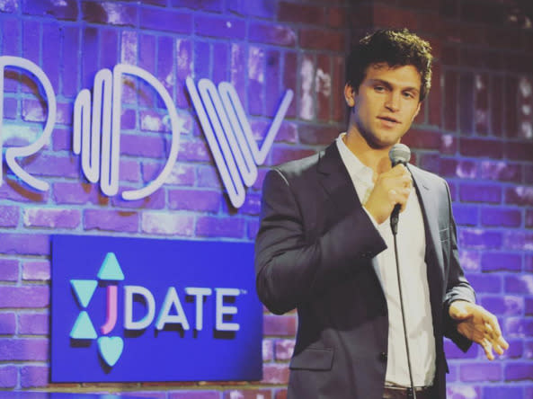 Pretty Little Liars star Keegan Allen, at JDate’s “Let’s Kibitz” showcase: “It was amazing being on stage at the legendary #HollywoodImprov last night. Very funny stories we were all telling about dating in the digital age — SHARE YOUR STORIES WITH THE #LetsKibitz.” -@keeoone