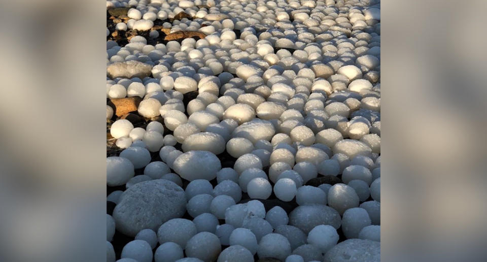 Una playa de Finlandia apareció hace dos días cubierta de una extrañas bolas de hielo del tamaño de un huevo. (Crédito: Instagram/Tarja Terentjeff) 