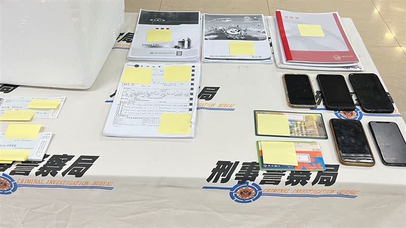 警方查扣要保文件、診斷證明、保單、綠色塑膠桶等證物。（圖／記者李依璇攝影）