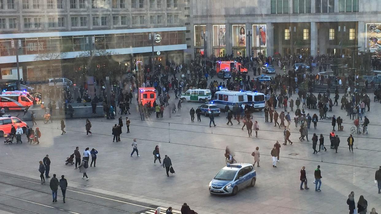 Menschengruppen, Polizeifahrzeuge und Krankenwagen stehen auf dem Alexanderplatz. Nach einem Aufruf in sozialen Medien ist es dort zu einer Massenschlägerei gekommen. Foto: Monika Wendel