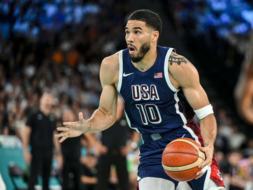 Jayson Tatum uit de VS bestuurt de bal tijdens de kwartfinale van het herenbasketbal tussen Brazilië en de Verenigde Staten op dag 11 van de Olympische Spelen van Parijs 2024 in de Bercy Arena op 6 augustus 2024 in Parijs, Frankrijk. (Foto door Harry Langer/DeFodi Images via Getty Images)