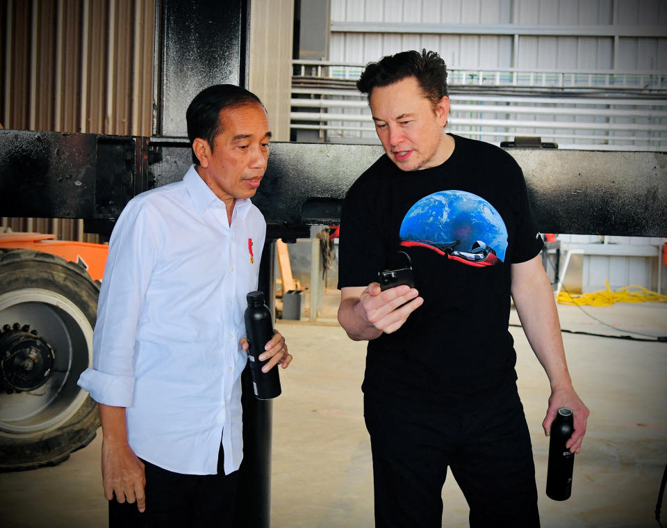 Indonesian President Joko Widodo talks with Tesla CEO Elon Musk at the SpaceX launch site in Boca Chica, Texas, May 14, 2022. (Laily Rachev/Indonesia&#39;s Presidential Palace/Handout via REUTERS)