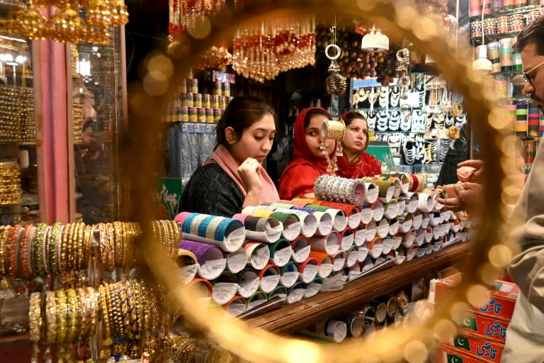 Des bracelets de verre en vente sur un marché avant l'Aïd el-Fitr qui marque la fin du mois de jeûne du ramadan, à Lahore au Pakistan le 7 avril 2024 (Arif ALI)