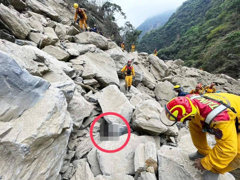 特搜隊人員挺進砂卡礑步道，發現2具被壓在巨石下的遺體。（台東、屏東搜救隊提供）