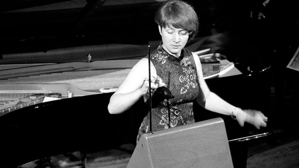 Lydia Kavina tocando el theremin