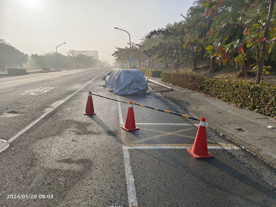 <strong>林男車輛撞倒燈桿起火燃燒被撲滅。（圖／中天新聞）</strong>