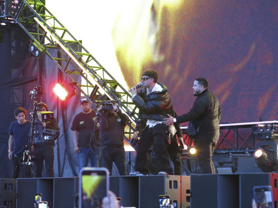 ARCHIVO - El cantante mexicano Gabito Ballesteros durante su concierto en el Coca-Cola Flow Fest en la Ciudad de México, el 25 de noviembre de 2023. Ballesteros se colocó en varias listas de Billboard con el lanzamiento de su álbum debut "The GB" en 2024. (Foto AP/Berenice Bautista, archivo)