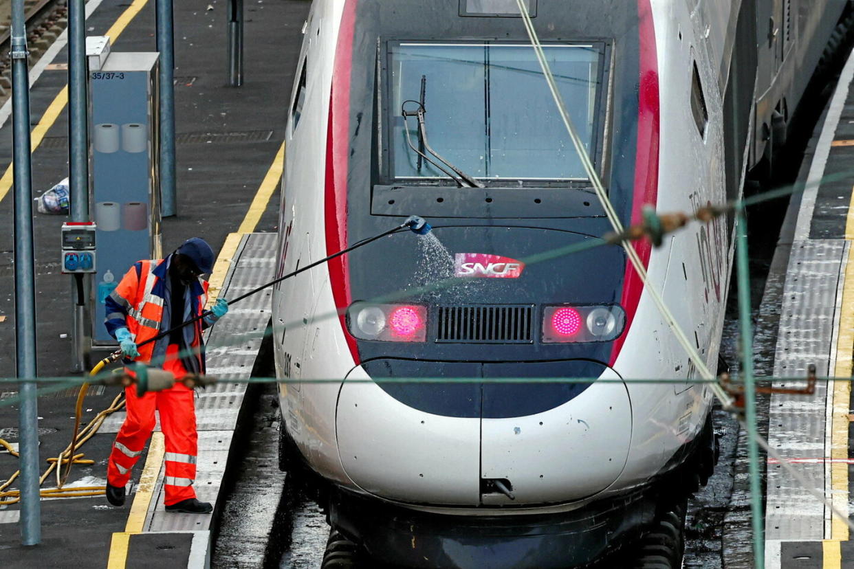 SUD-Rail est, pour l'instant, le seul syndicat à avoir déposé son préavis de grève. La CGT  préfère, elle, temporiser tout en reconnaissant que « de nouvelles mobilisations sont nécessaires pour contrer la direction SNCF ».  - Credit:GONZALO FUENTES/X07238/REUTERS