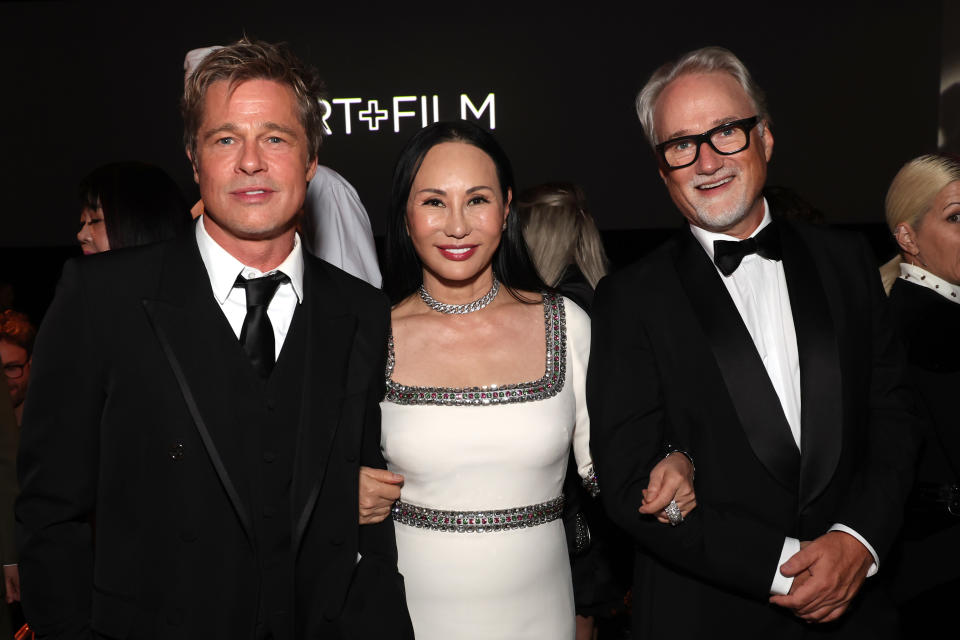 Brad Pitt, Eva Chow y David Fincher en la gala LACMA en Los Angeles, California. (Photo by Phillip Faraone/Getty Images for LACMA)