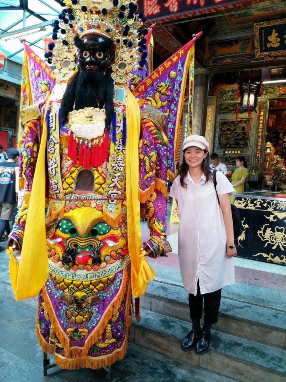 編劇王莉雯（右）費時1年3個月田調編劇《神之鄉》。左為周倉將軍。（東森電視、映畫提供）