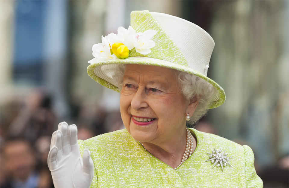 Queen Elizabeth enjoys doing the washing-up credit:Bang Showbiz