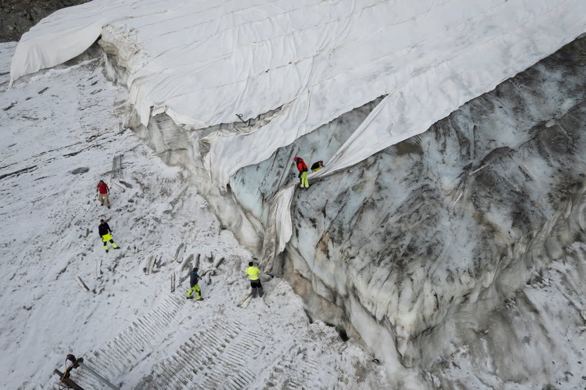 Switzerland Glacier Climate (' KEYSTONE / Gian Ehrenzeller)