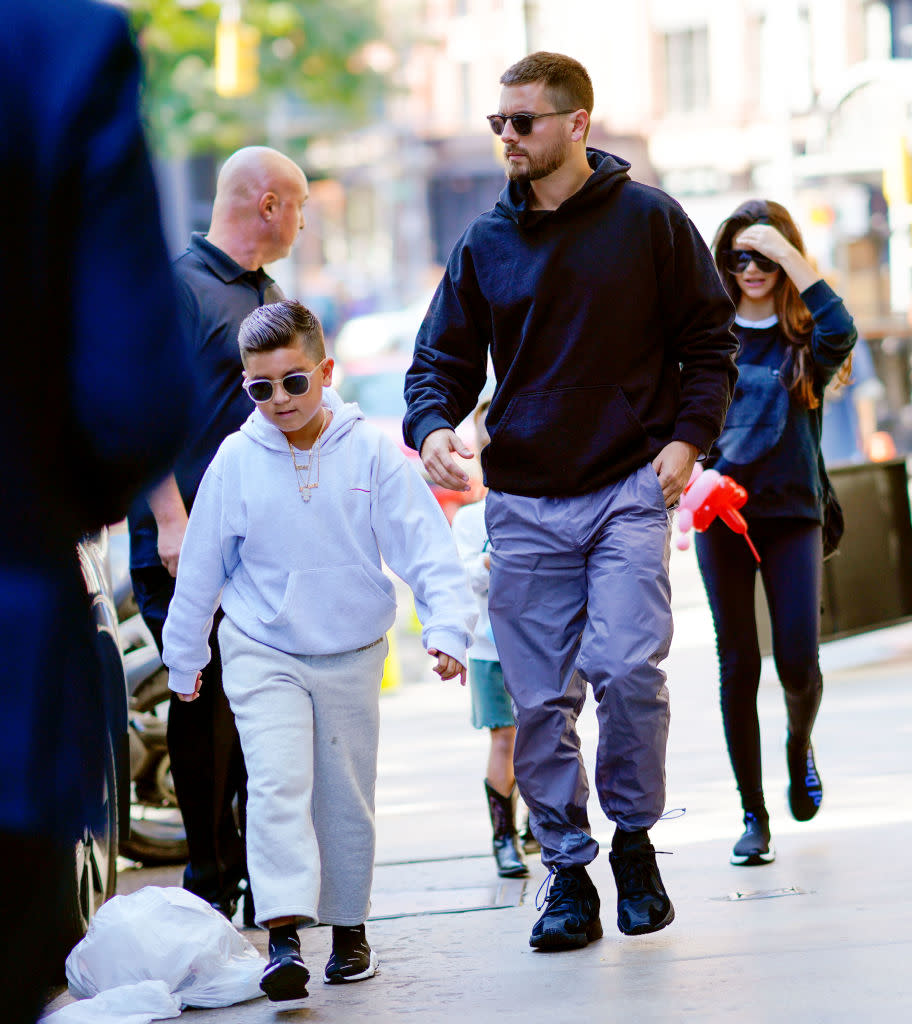 <p>La nonna Kris Jenner ha regalato a Mason Disick, figlio di Kourtney Kardashian e Scott Disick, una giacca da 3125 dollari in tema barocco. Un regalo da vero rapper. (foto: Getty Images) </p>